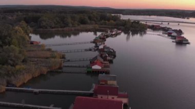 Macaristan 'da yüzen köy Bokodi 