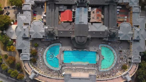 Luchtfoto van het thermaalbad van Szechenyi — Stockvideo