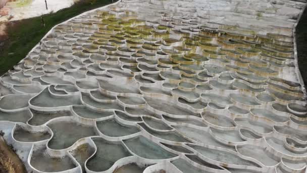 Naturalne mineralne baseny tarasowe w Egerszalok — Wideo stockowe