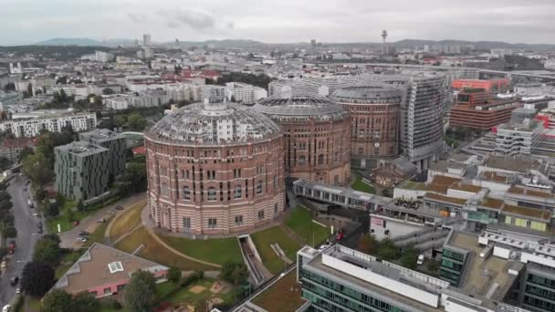 Edificios Gasometer en Viena desde arriba — Vídeos de Stock
