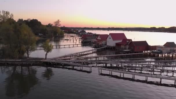 Flytande byn Bokodi i Ungern — Stockvideo