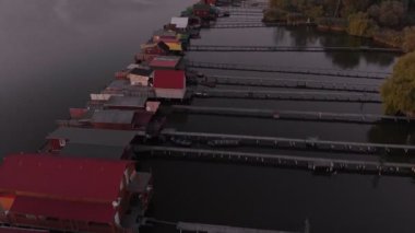 Macaristan 'da yüzen köy Bokodi 