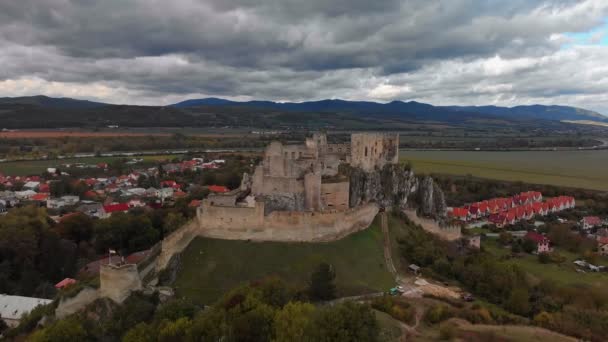 Letecký pohled Beckovský hrad Slovensko — Stock video