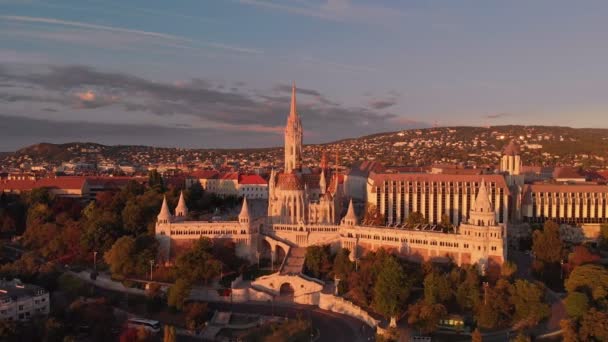 布达佩斯马蒂亚斯教堂和渔民堡垒 — 图库视频影像