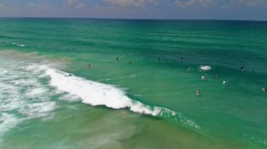 İsrail 'de sörf yapan sörfçüler