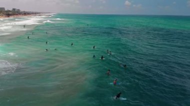 İsrail 'de sörf yapan sörfçüler