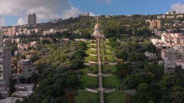 Kuşbakışı manzaralı Bahai bahçeleri.