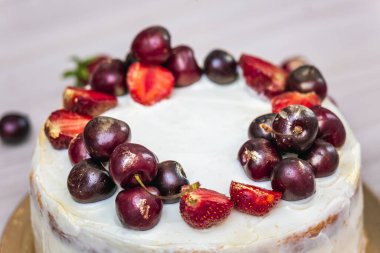 Çilek ve kiraz, üzerine de Hindistan cevizli cheesecake..