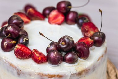 Çilek ve kiraz, üzerine de Hindistan cevizli cheesecake..