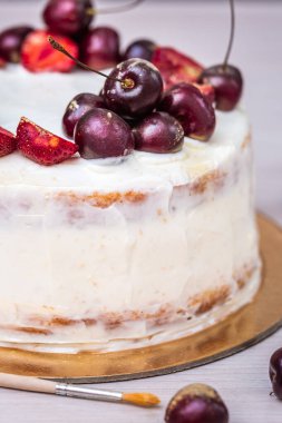 Çilek ve kiraz, üzerine de Hindistan cevizli cheesecake..