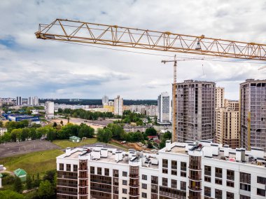 İnşaat, inşaat malzemeleri ve vinçlerle dolu. Hava Fotoğrafı.