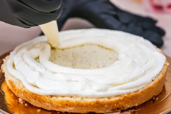 Mano Femminile Guanto Nero Spreme Crema Una Torta Formaggio Con — Foto Stock