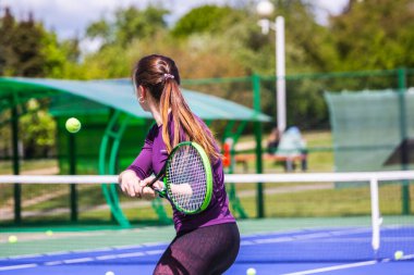 Sabah tenis antrenmanı