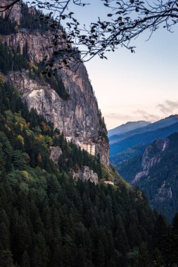 Sumela Manastırı bir Yunan Ortodoks manastırıdır.