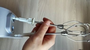 Ev yapımı kiraz ve çilekli pasta. 