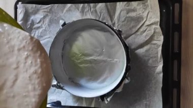 Ev yapımı kiraz ve çilekli pasta. 