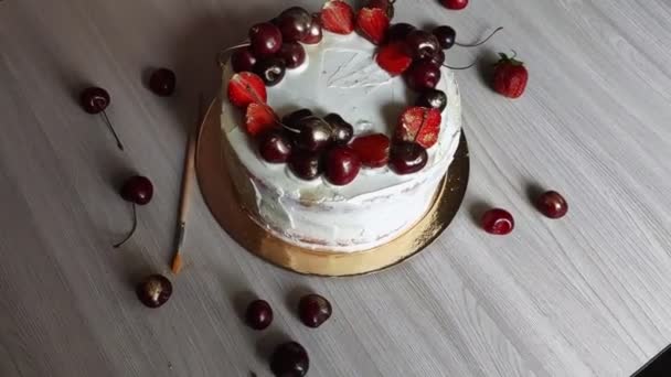 Zelfgemaakte lekkere kersen en aardbeien cake — Stockvideo