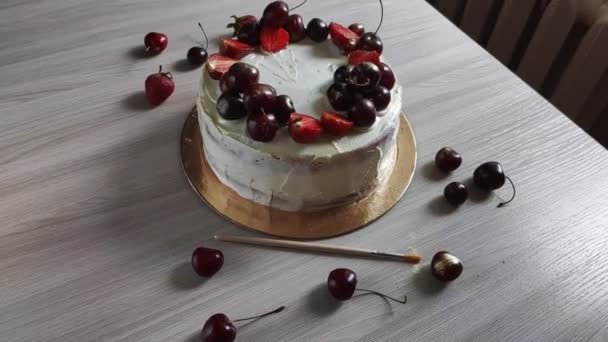 Pastel casero sabroso de cereza y fresas — Vídeos de Stock