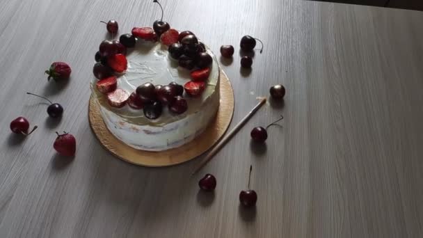 Домашний вкусный вишневый и клубничный торт — стоковое видео