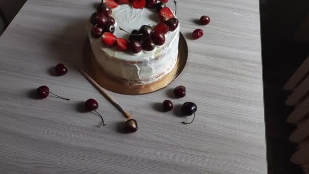Домашний вкусный вишневый и клубничный торт — стоковое видео