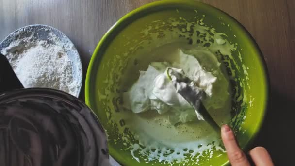 Hausgemachte leckere Kirsch- und Erdbeerkuchen — Stockvideo