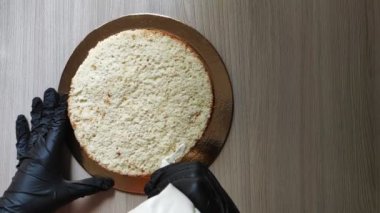 Ev yapımı kiraz ve çilekli pasta. 