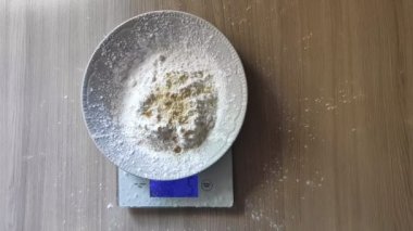 Ev yapımı kiraz ve çilekli pasta. 