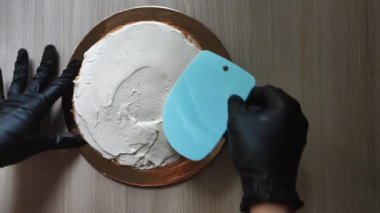 Ev yapımı kiraz ve çilekli pasta. 