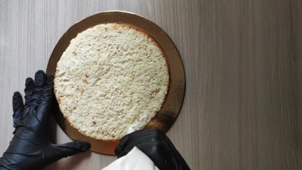 Zelfgemaakte lekkere kersen en aardbeien cake — Stockvideo