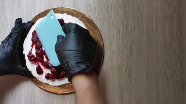 自制的樱桃和草莓蛋糕 — 图库视频影像