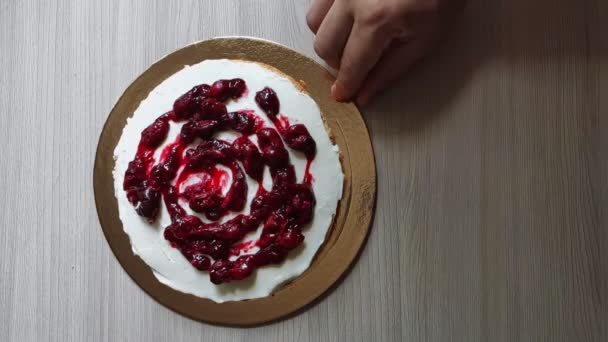 Domácí chutné třešňové a jahodový dort — Stock video