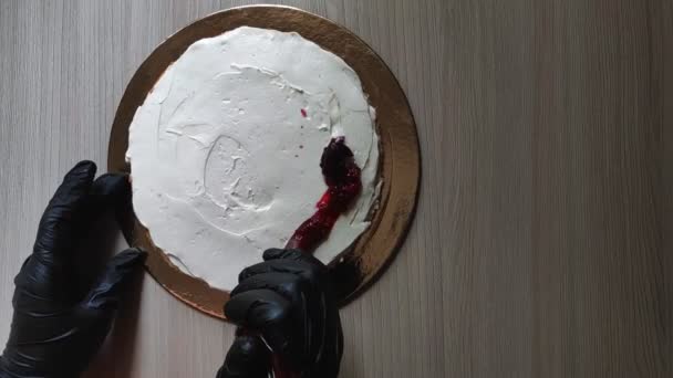 Gâteau aux cerises et fraises fait maison — Video