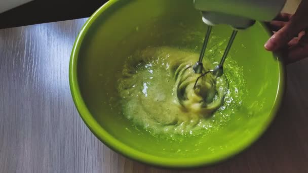 Torta di ciliegie e fragole fatta in casa — Video Stock