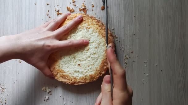 Pastel casero sabroso de cereza y fresas — Vídeos de Stock