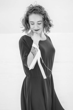 Kırmızı elbiseli güzel kadın. 