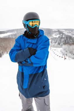 Kayak merkezinde snowboard yapan biri.