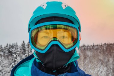 Kayak merkezinde snowboard yapan biri.