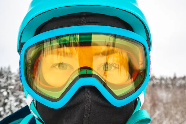 Osoba z snowboardem w ośrodku narciarskim — Zdjęcie stockowe