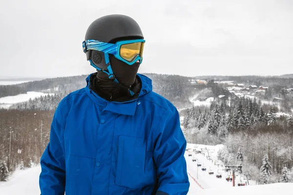 Person med snowboard på skidorten — Stockfoto