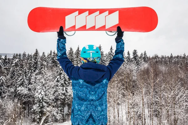 Person med snowboard på skidorten — Stockfoto