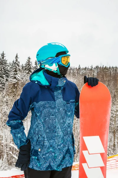 Pessoa com um snowboard na estação de esqui — Fotografia de Stock