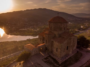 Doğu Gürcistan 'daki Mtskheta yakınlarındaki altıncı yüzyıl Gürcistan Ortodoks Manastırı' nın havadan görünüşü. UNESCO Dünya Mirası