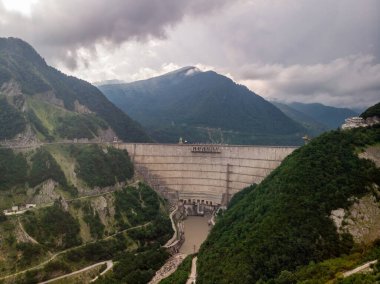 Dağlarla çevrili Enguri hidroelektrik santrali HES, Yukarı Svaneti, Georgia. Dünyanın en yüksek beton barajlarından biri..