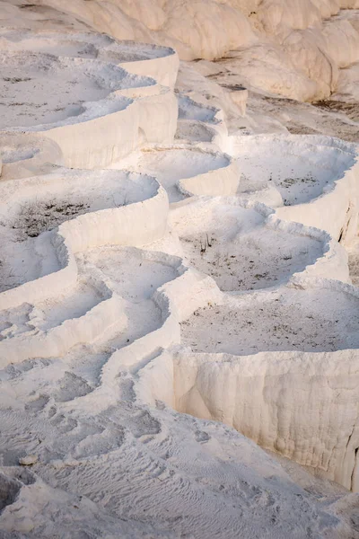 Campo mineral de carbonato de Pamukkale ao pôr do sol — Fotografia de Stock