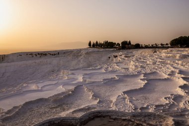 Gün batımında Pamukkale karbonat mineral tarlası