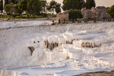 Gün batımında Pamukkale karbonat mineral tarlası