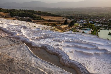 Gün batımında Pamukkale karbonat mineral tarlası