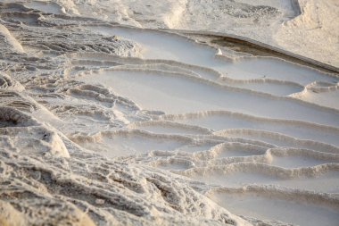 Gün batımında Pamukkale karbonat mineral tarlası