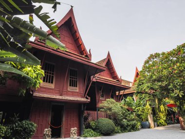 Tayland, Bangkok 'taki Jim Thompson Evi' nin geleneksel çaydanlık mimarisi canlı yeşilliklerle dolu verimli bir tropikal bahçeye yerleşmiş ve zengin kültürel mirası sergiliyor..