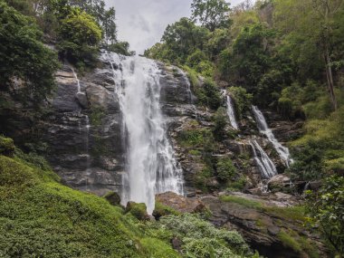 Tayland 'daki Doi Inthanon Ulusal Parkı' nda bulunan Wachirathan Şelalesi, gür tropikal yağmur ormanlarıyla çevrili engebeli kayalık uçurumlardan aşağı akın eder. Doğanın görkemli gücü..